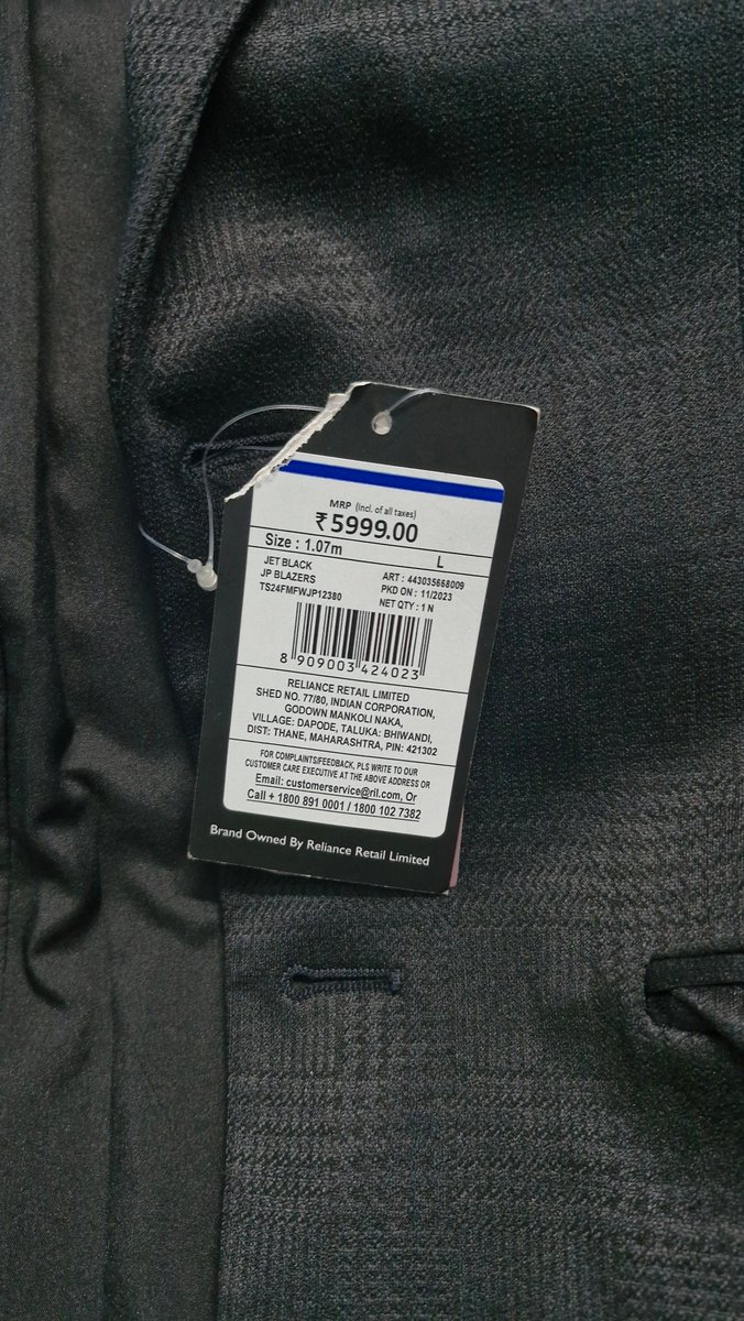 BikramS533's tweet photo. Today I received a blazer from @AJIOLife vide Order ID FN61706059 of @JohnPlayers_JP but as soon as I opened the product I found the tag half teared and the product is also larger in size. And I also expect from the company for a smooth exchange of this half teared tag Blazer. https://t.co/4txLV73mza