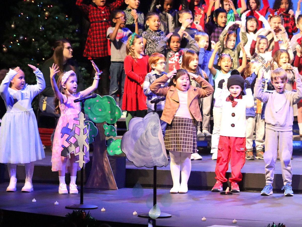 DanvilleSchools's tweet photo. Our first graders did a great job spreading cheer on a chilly night at their winter concert! 💙❄ They sang festive songs about seasons and the holidays, and it was clear that they worked hard to put on a great performance. #DISD #ArtsForALL https://t.co/xFGpXtp1VJ