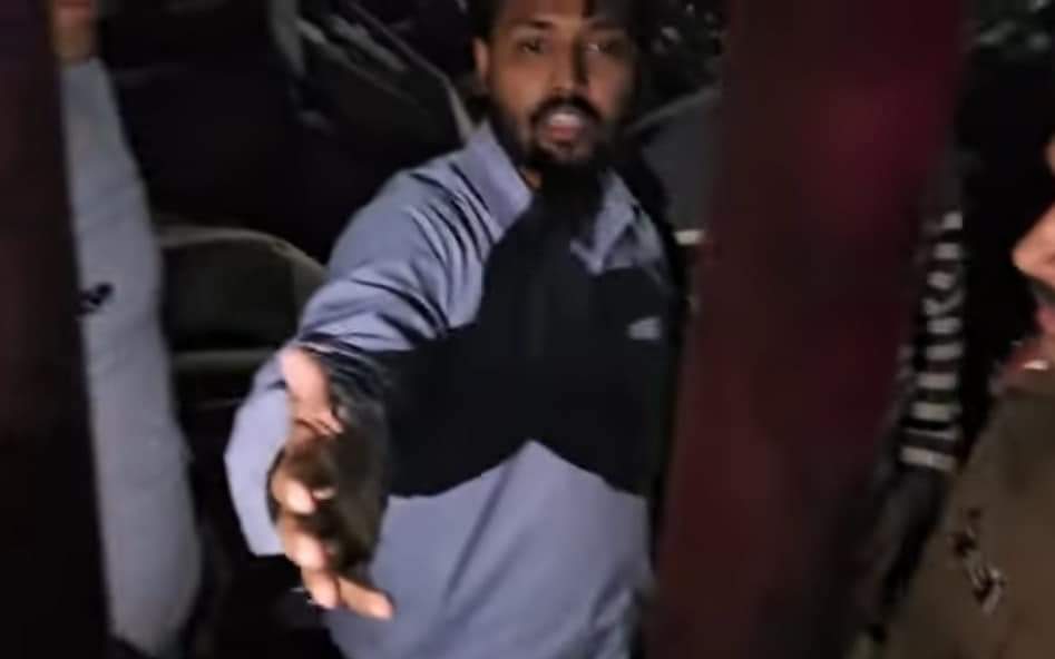 kundan7ydv's tweet image. आज हम सभी लोग राजनीतीक मतभेद भूलकर #Khan_Sir को समर्थन दीजिये 
खान सर् आज छात्रों के साथ खड़े है ना की अपने लिए इसलिए आपलोग साथ दीजिये 🙏🙏
#खान_सर #no_normalization_in_bpsc 
#khansirkigiraftariwapaslo 
#istandwithkhansir