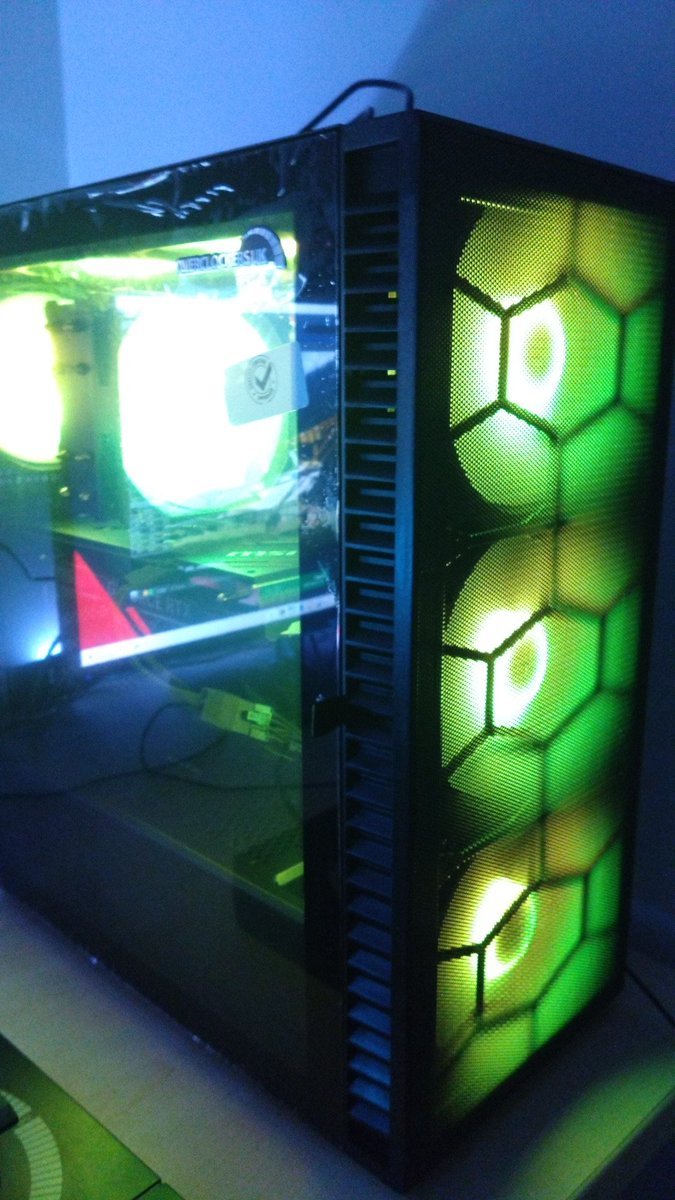 FINALLY got a new pc 😃 was well overdue and upgrade. The old pc lasted 8 years 💪😂 hope everyone is well 👊