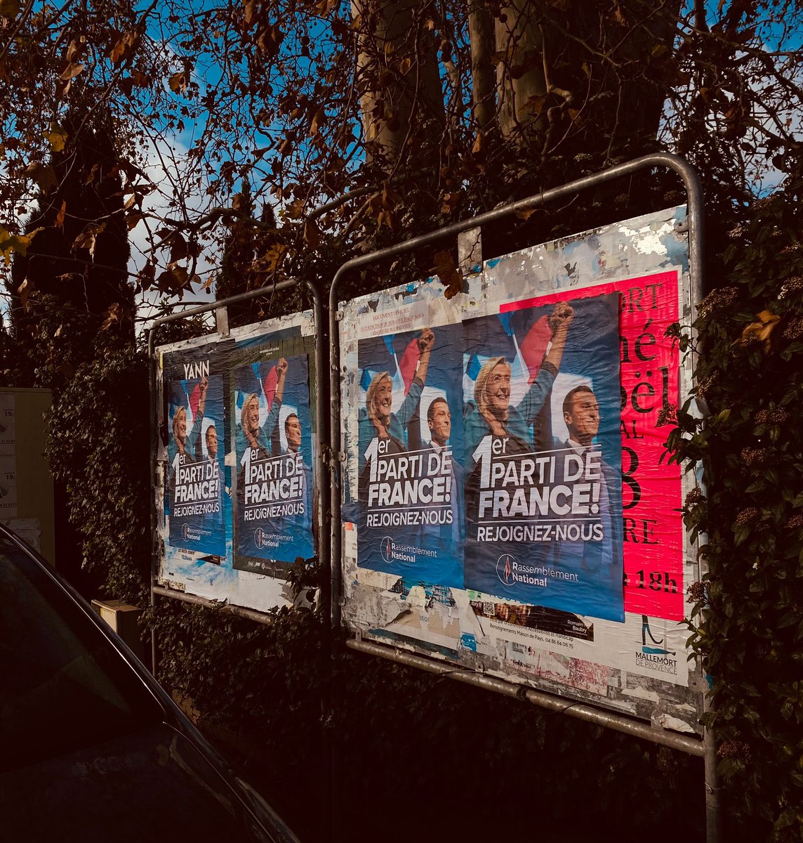 BaubryR's tweet photo. Clara et Alexandre étaient à l’action ce week-end à #Sénas, #Orgon #StAndiol #Molleges #Eyragues #SaintRémyDeProvence et #Noves.
Le 1er parti de France s’affiche partout, grâce à une mobilisation sans relâche.

Jusqu’à la victoire ! 🇫🇷

🌐 https://t.co/Wd7a8lwzw6

#RassemblementNational #collage #circo1315