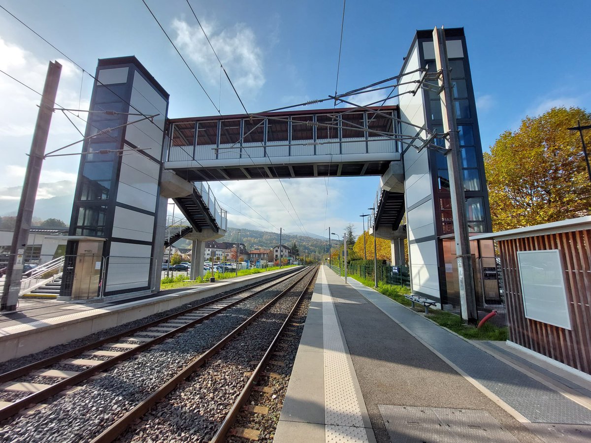 Nous avons célébré cette semaine avec <a href="/ConnectGares/">SNCF Gares & Connexions</a> et la ville de St-Pierre-en-Faucigny la mise en service d’une passerelle en gare 🙌🏻

1 an de travaux pour + de sécurité et + d’accessibilité (notamment grâce à l’installation de deux ascenseurs) ♿️