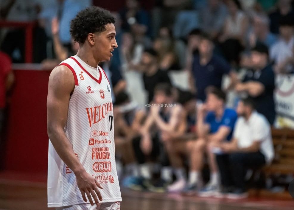 Brandon Beavers <a href="/B_Beavers24/">Brandon Beavers</a> y el récord de anotación en un partido de Liga Uruguaya, anoche con la camiseta de <a href="/cawelcomeuy/">Welcome</a> clavó 55 pts en 50 min de juego (7/14 3p, 11/16 2p, 12/13 1p), nada mal para sus 23 años y en su primera experiencia profesional 🔥🏀 📸 IG facugiovaph