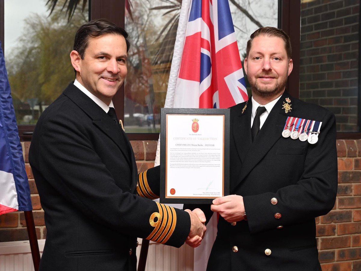 HMS_Collingwood's tweet image. Congratulations to CPO (ET) Wayne Bache on receiving his well deserved Valedictory Certificate, marking the end of his 22 year journey in the #RoyalNavy. 

As he starts a new chapter, we wish him all the success and fulfillment in his future endeavours. 

#EndOfanEra  #FairWinds