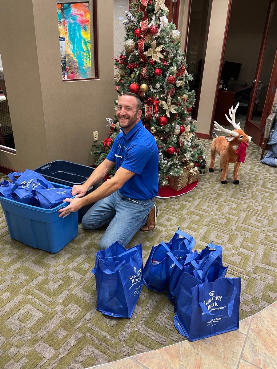 GateCityBank's tweet photo. Supporting the @MSAUnitedWay Backpack Program. 🎒 💙
Over 1,600 blue bags were filled with food by our Bismarck-Mandan team to be delivered to schools within the community! https://t.co/g4A1jh0INH