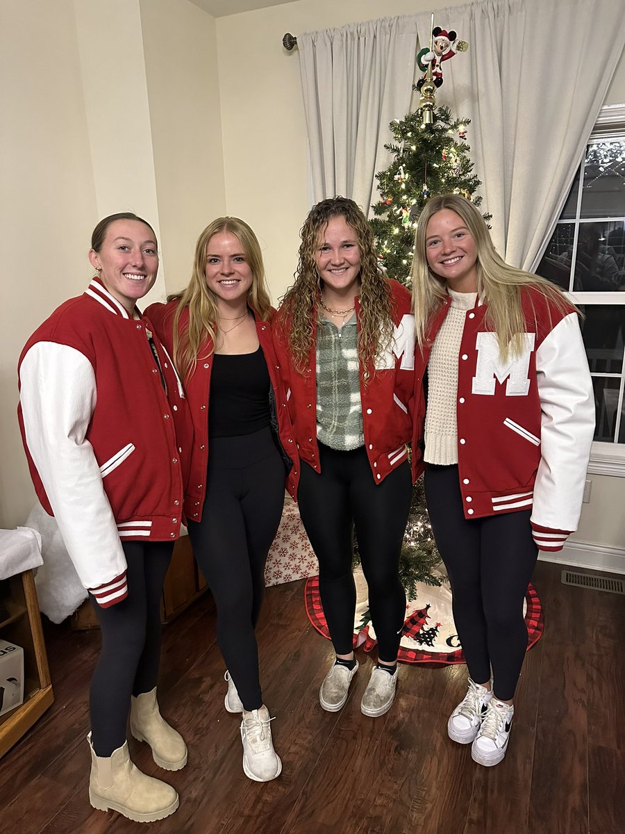 In the clurb, we all fam 🫶🏻
Congratulations to our letterwinners! 🥎

#RiseUpRedHawks