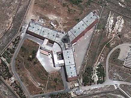 CdricLabrousse's tweet photo. ECLAIRAGE | Saidnaya, la prison que tous veulent voir ouverte...
Elle est dans toutes les têtes depuis plusieurs jours. Mais notamment depuis ce matin, alors que le régime s'effondre à travers le pays. C'est la prison la plus sinistre, la plus morbide et la plus cruelle de Syrie.
Et cela depuis des décennies. Elle est située non loin de Damas, dans la région du Qalamoun. Bien avant 2011, elle avait déjà la réputation d'être un équivalent de l'enfer. Nombre d'opposants politiques y sont morts au fil des années, tandis que d'autres y ont été abandonnés pour pourrir, car c'est le mot, pendant des décennies.
Depuis 2011, la prison a accueilli des milliers d'autres prisonniers. Manifestants, organisateurs de manifestations, opposants politiques, chefs de bataillons insurgés, simples combattants rebelles...
Les estimations évoquent de 10 000 à 20 000 prisonniers tués dans ses geôles. Qualifiées par l'opposition et associations des droits humains de "camp de la mort". La prise de la prison permettrait de faire découvrir, à la face du monde, toute l'horreur du régime des Assad...