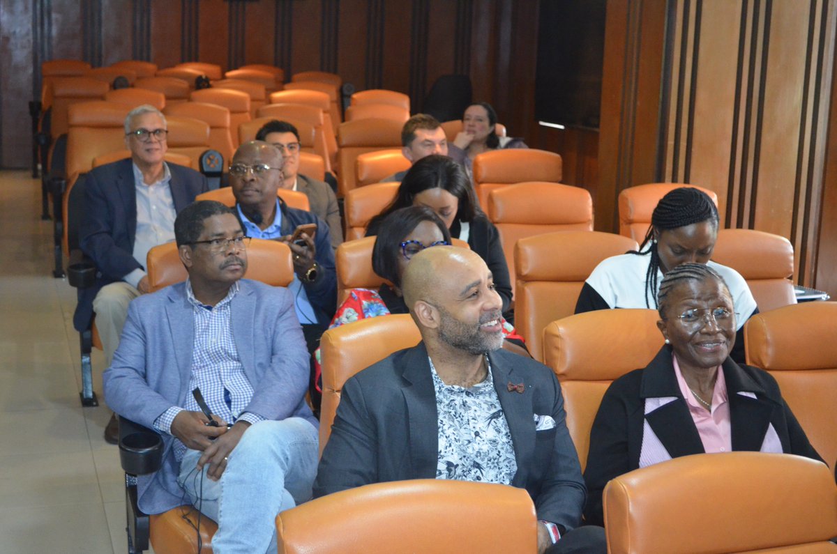 INSColombia's tweet photo. #AEstaHoraINS Recibimos visita de delegación internacional #RollBackMalaria , #RBM, de @opsoms , presidida por miembros del consejo directivo de #OMS para la eliminación del paludismo, que integra 23 miembros y 9 países, 6 de África, 2 de Asia, y 1 de América Latina. https://t.co/WtvDVJ3v2v