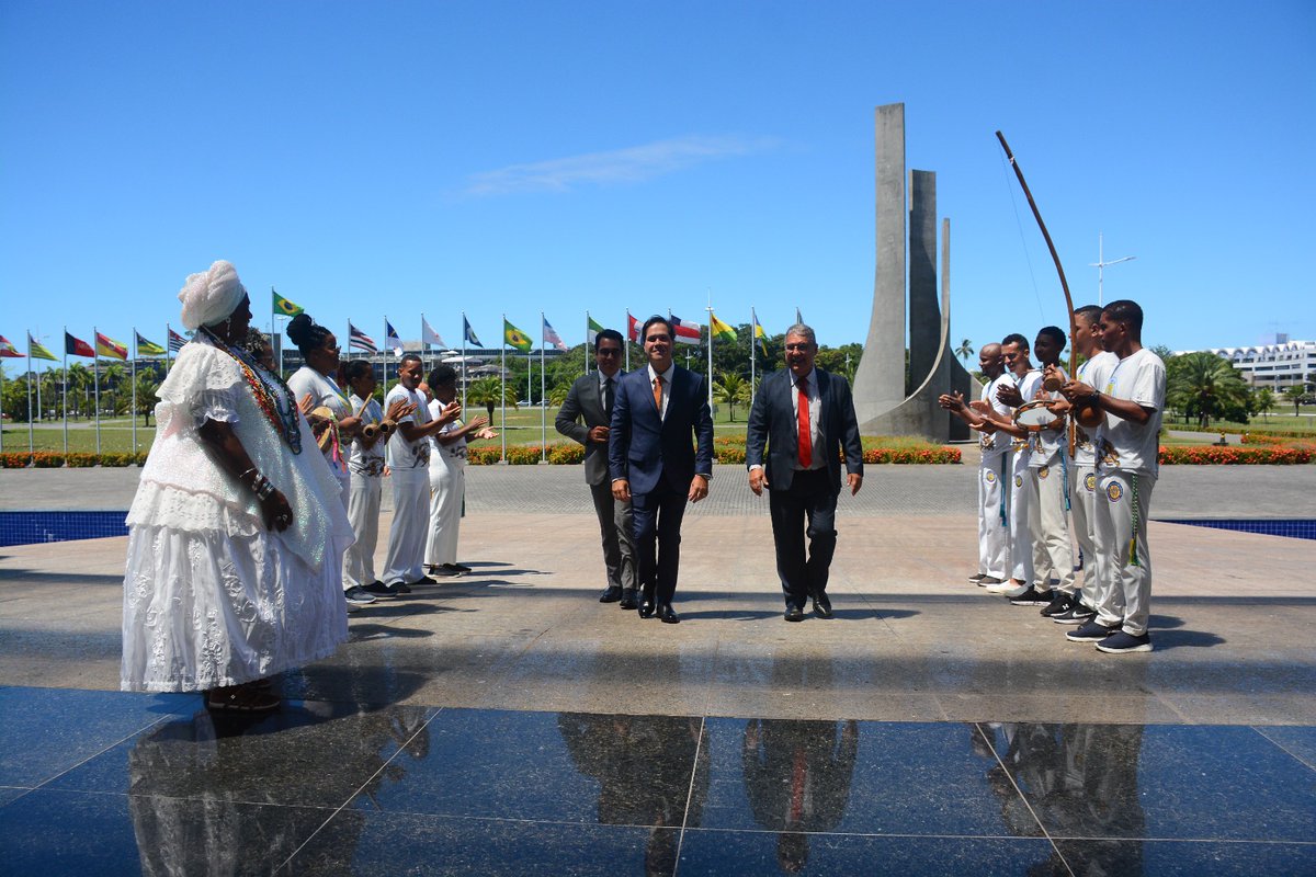 O advogado Daniel Lopes Monteiro foi agraciado com o Título de Cidadão Baiano em
sessão especial realizada na manhã desta sexta-feira (6). A honraria outorgada pela
Assembleia Legislativa da Bahia (ALBA) foi proposta pelo deputado Rosemberg Pinto (PT).