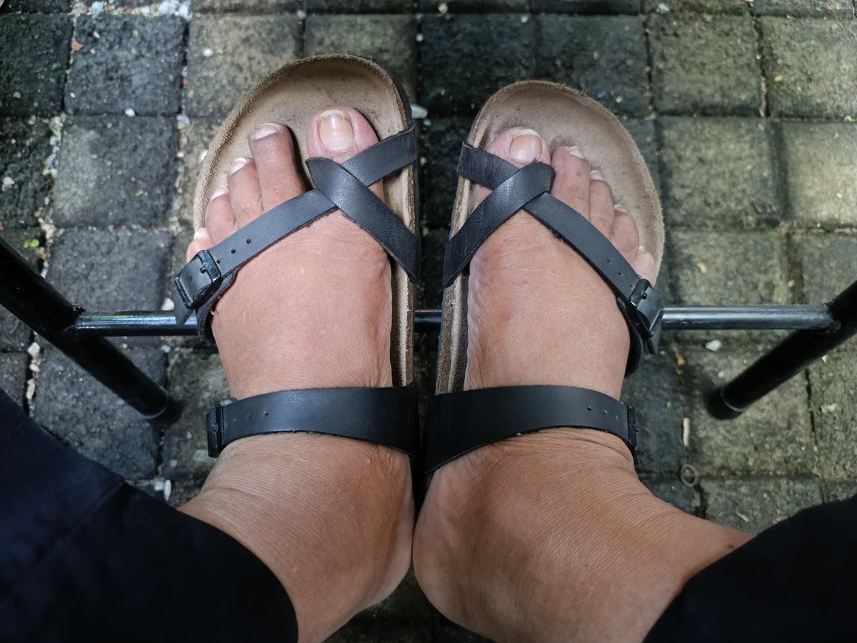 nomadic_sanjee's tweet photo. I recently attended a writer's workshop outdoors & there were plenty of mosquitoes.
No one had any Citronella oil or mosquito repellent. But guess what became useful?
#Siddhalepa.
I swear I was the only one who wasn't bitten by mosquitoes.
@SiddhalepaGmbH @siddhalepaAyur #LKA https://t.co/ncCdOgEHSG