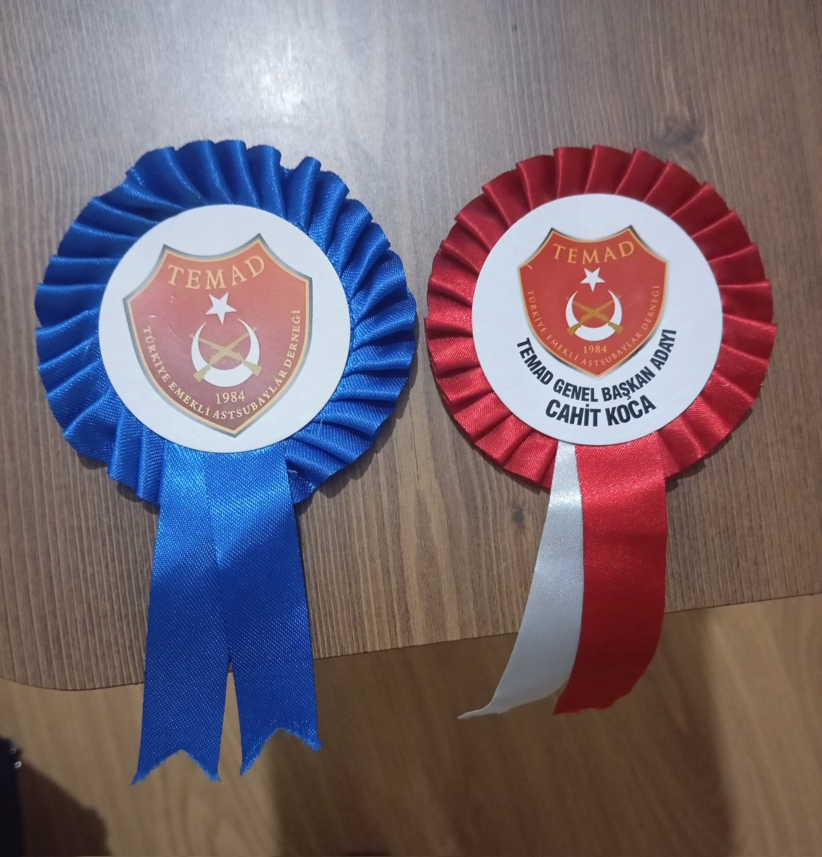 #OYAKÖnündeNöbetteyiz
TEMAD-OYAD Elele. Genel kurul sonrası katılım sağladık. Evlerinde sıcak sıcak oturup kendi parasına sahip çıkmayanların da hakkı için, o soğukta günlerdir alınterinin karşılığı rızkının peşinde koşan abilerimizi gördüm. Emeklerine sağlık,tebrik ve takdirle.