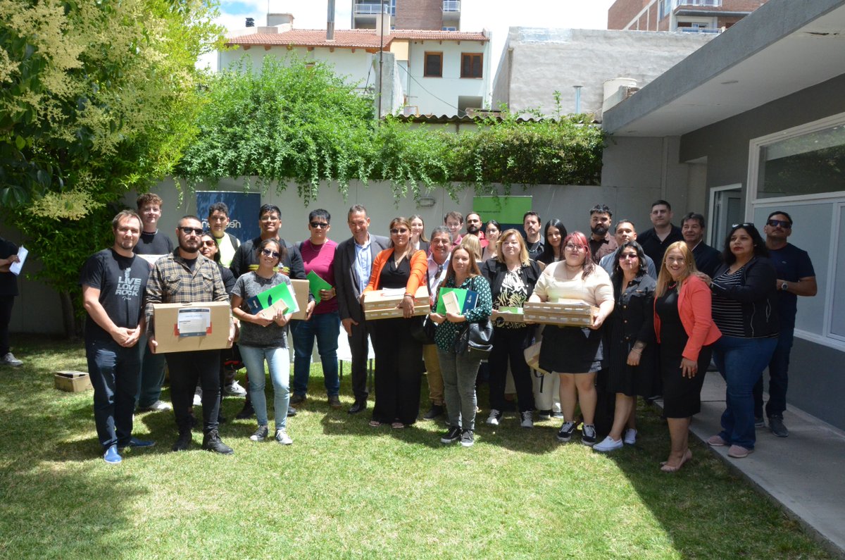 JorgeTobaresOk's tweet photo. Hoy entregamos indumentaria y elementos de protección personal para más de 130 trabajadores de la Subsecretaría de Familia.
También equipamos 10 hogares con nuevas notebooks y celulares para acompañar los proyectos de niñas, niños y adolescentes.
#MinisterioGobiernoNeuquén https://t.co/XpOWzM0EfD
