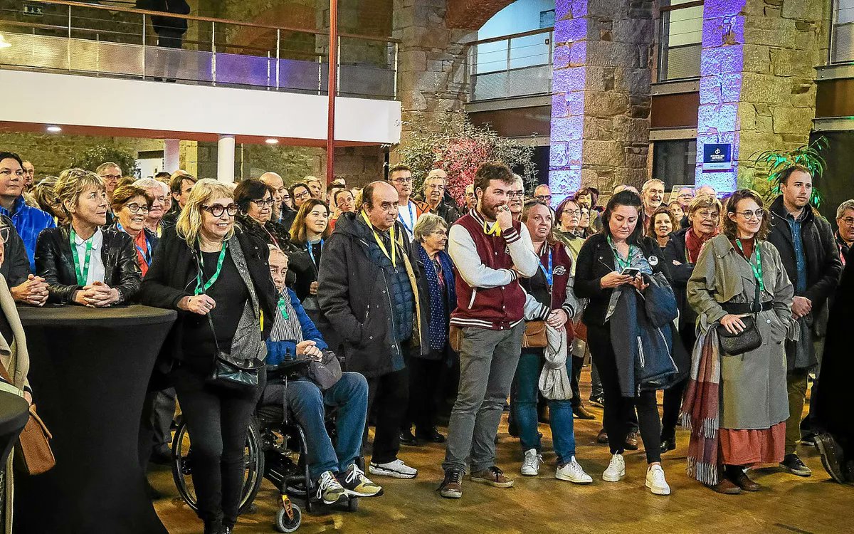 Présent hier à la soirée des associations de #SaintBrieuc, avec <a href="/AourellDanjou/">Aourell Danjou</a> en tant qu'administrateurs de <a href="/tiarvrosb/">Ti ar Vro Sant Brieg</a>.
Le Maire, @GuihardH, a expliqué le défi : continuer de soutenir les associations tout en faisant des économies. letelegramme.fr/cotes-d-armor/…