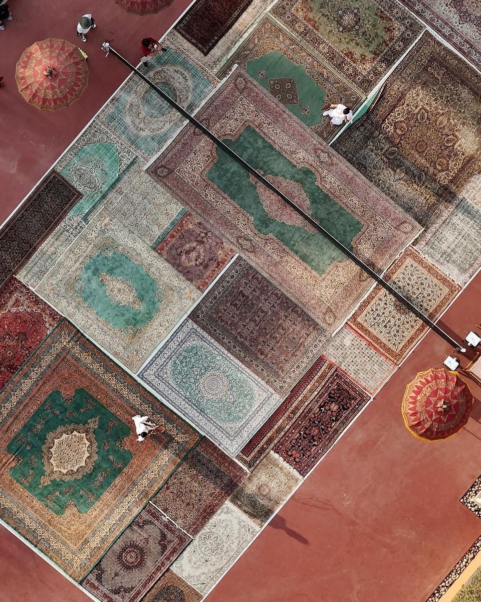 divinelymay's tweet photo. Un court de tennis sur tapis à Jaipur, appelé “The Court of Carpets”.

Il est composé de 93 tapis, avec au centre un ancien tapis persan couvrant les deux côtés du filet. L’alignement des franges en laine blanche marque les lignes de service. https://t.co/5IsLUbFTt5