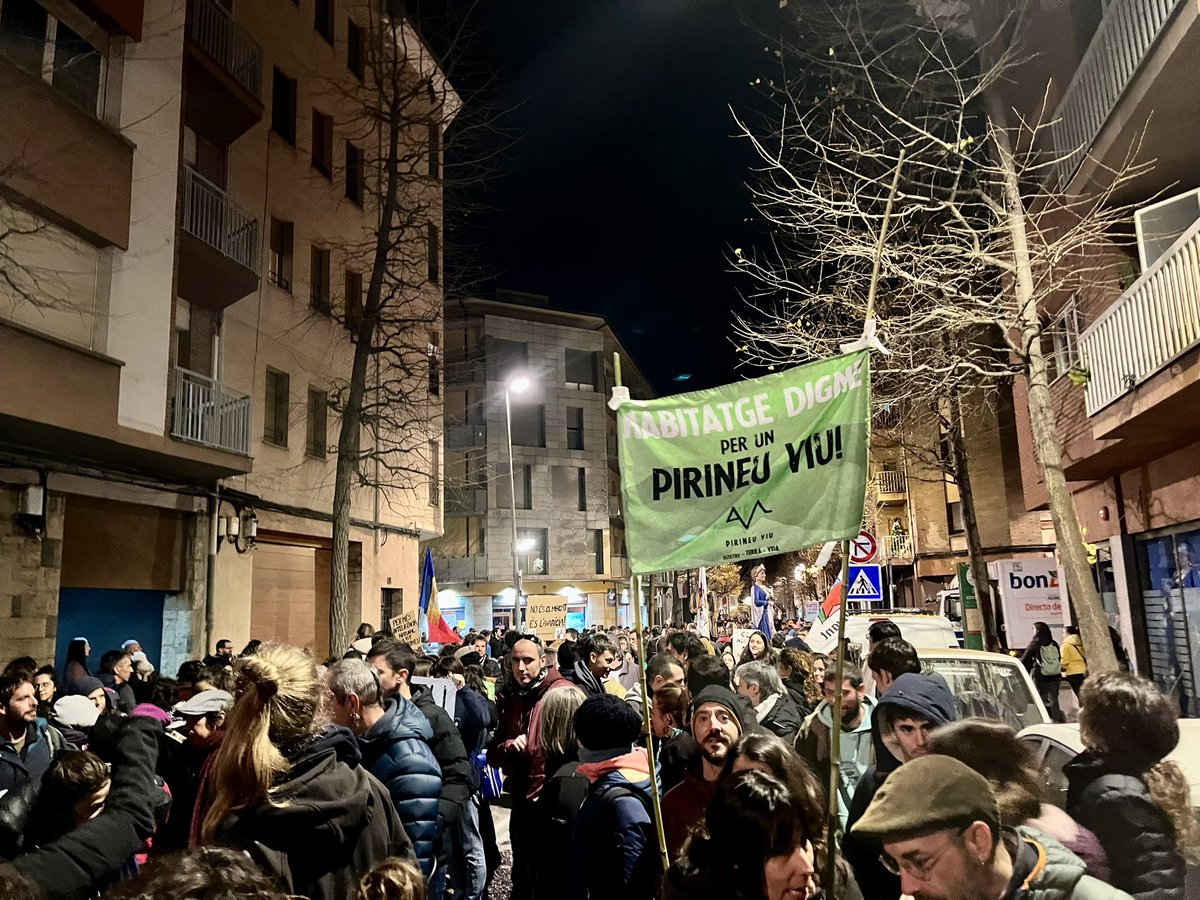 SOSTRE • TERRA • VIDA

Massiva manifestació per un habitatge digne, per un Pirineu Viu 🏔️

Prou negociar amb l’habitatge,
garantim un futur digne per a la gent. ✊