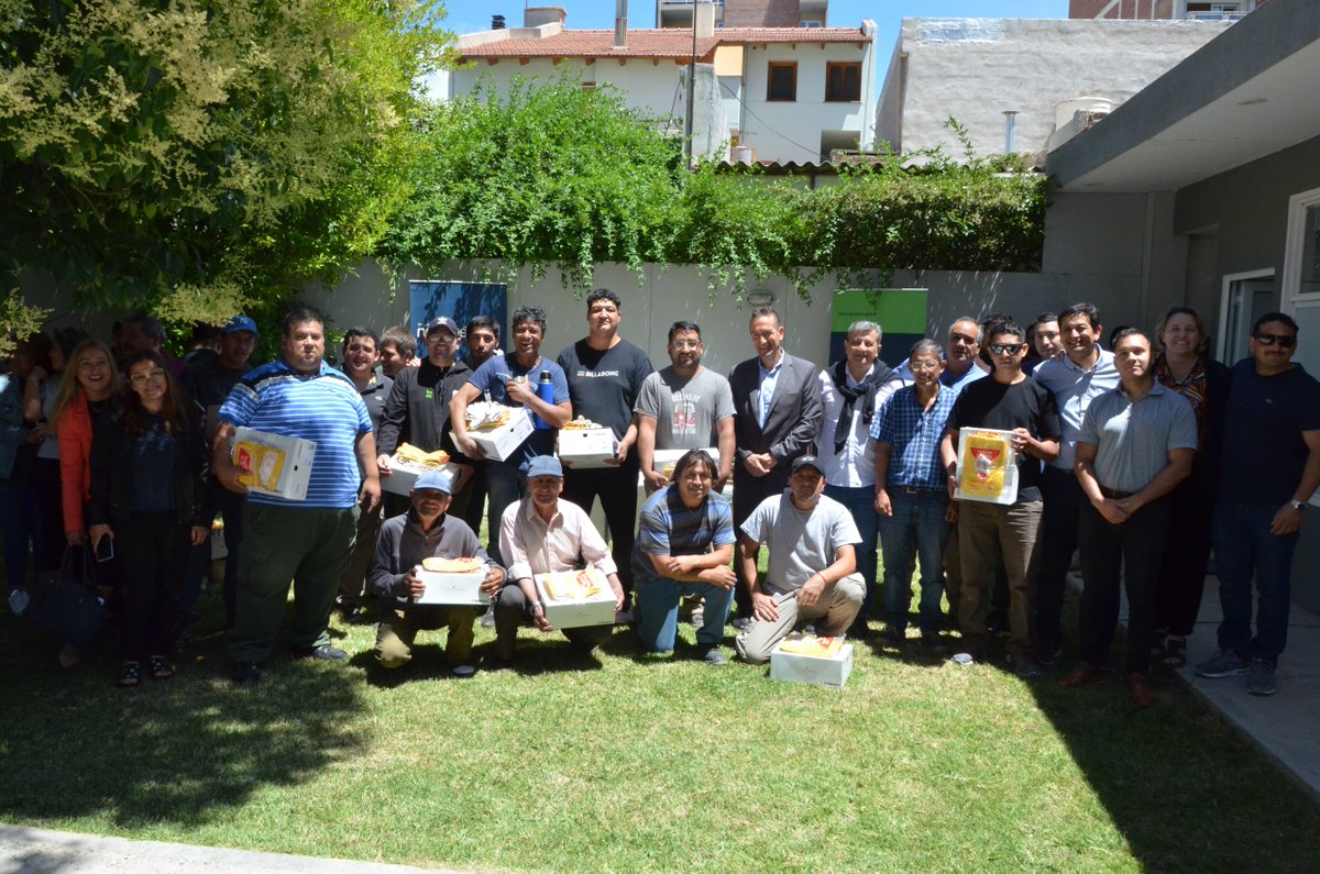 JorgeTobaresOk's tweet photo. Hoy entregamos indumentaria y elementos de protección personal para más de 130 trabajadores de la Subsecretaría de Familia.
También equipamos 10 hogares con nuevas notebooks y celulares para acompañar los proyectos de niñas, niños y adolescentes.
#MinisterioGobiernoNeuquén https://t.co/XpOWzM0EfD