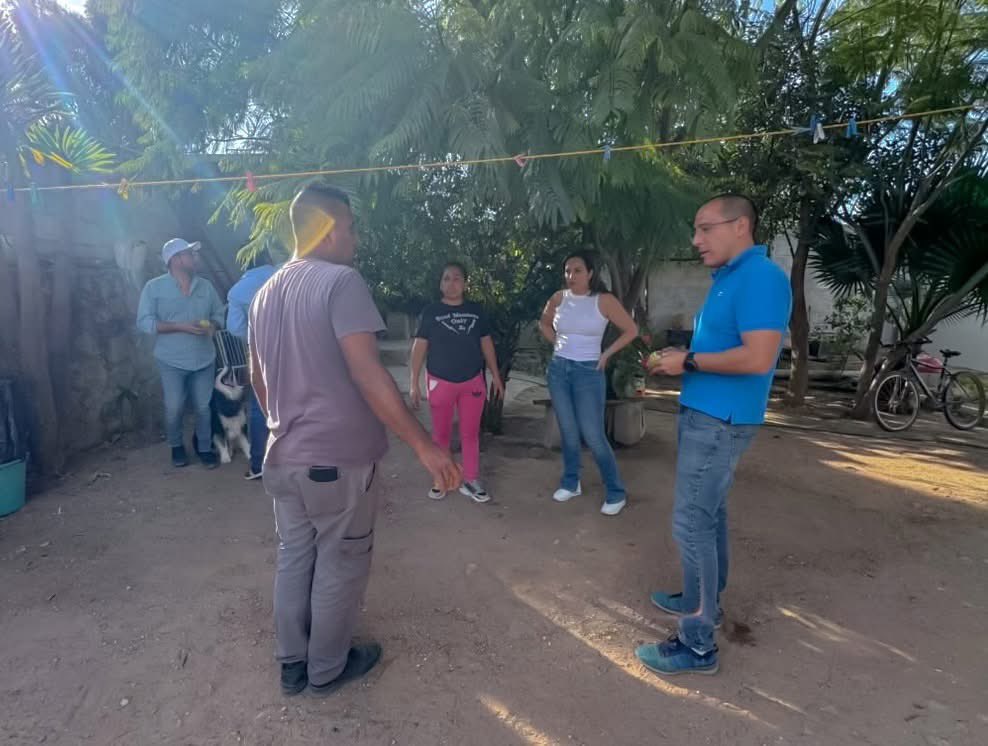 Buenas tardes 😃 ¡Seguimos trabajando por nuestro semidesierto! Hoy me dio gusto saludar a varios amigos y hacer entrega de algunos apoyos. Con o sin puesto en el gobierno, mi compromiso con nuestra gente sigue firme. 💪❤️ ¡Bonito viernes a todos! #SeguimosTrabajandoParaTi