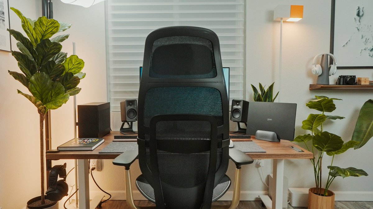 jonimperial's tweet photo. My ULTIMATE #Desk Setup Makeover for Productivity + Gaming

Here are some of my favorite frames from the video. 😊 If you haven’t yet, watch the video out! 🔗 pinned in the comments! 🙏🏾

#desksetup #homeoffice #desk #gaming #gamingsetup https://t.co/p0sV2MpBDB