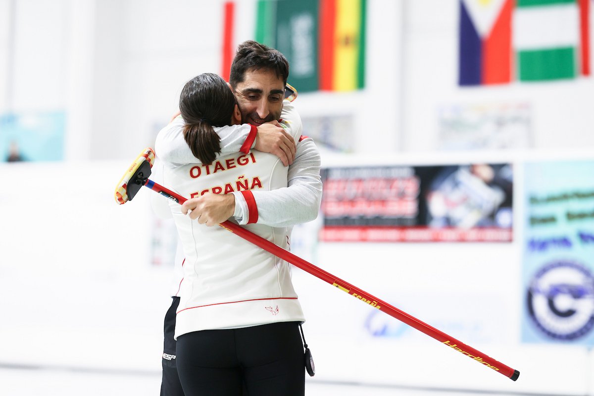 🥌 España logra el ascenso al Mundial de Dobles Mixtos

🙌🏻 <a href="/O_Otaegi/">Oihane Otaegi</a> &amp; <a href="/MikeluraSS/">Mikel Unanue</a> terminan el torneo clasificatorio imbatidos y estarán de nuevo en abril de 2025 con las 20 mejores parejas del mundo.

🎉 ¡Felicidades!

#curling