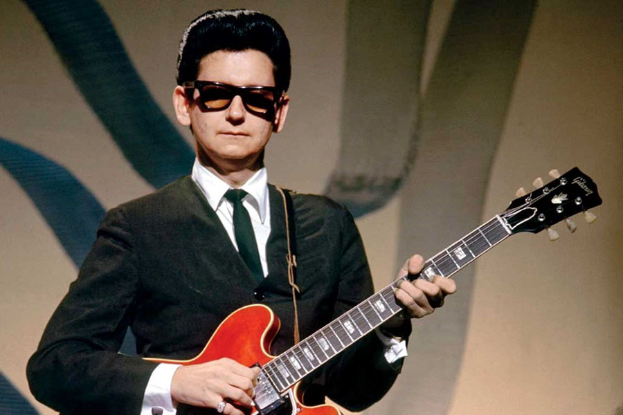 RockOthers's tweet photo. #AlmanaccoRock by @FabioLisci
#OnThisDa
ll 6 dicembre 1988 ci lasciava Roy Orbison. Era il maestro delle emozioni in musica, capace di trasformare la malinconia in arte pura. Con la sua voce unica, che sembrava attraversare l’anima, ha firmato brani immortali come "Oh, Pretty Woman", "Crying" e "Only the Lonely". Non era solo un cantante, ma una forza creativa che sapeva mescolare dolcezza e tormento in un modo che ancora oggi fa venire i brividi.