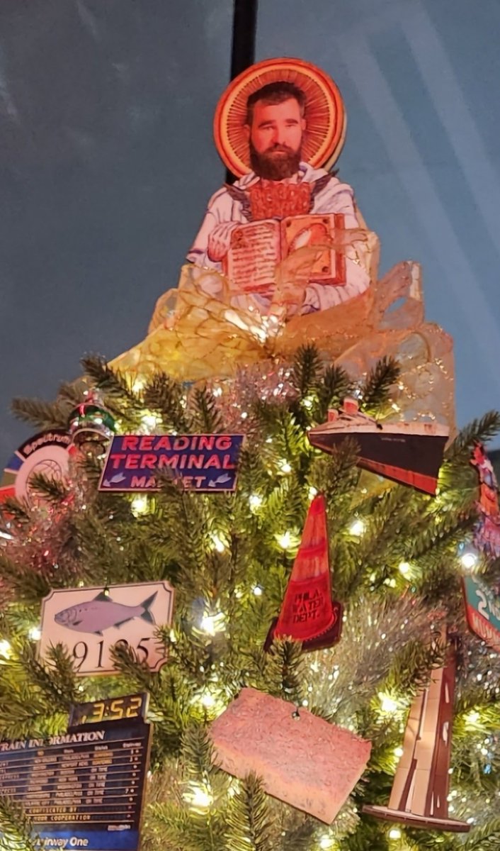 SheilaShowPHL's tweet image. I ♥️ this Philly tree🎄 decorated by #Jawnaments on display at #FestivalofTrees in @LOVEParkPhilly #philachristmas benefitting @ChildrensPhila. Does the tree topper look familiar?🌟 Hey @JasonKelce. 
Merry Christmas!