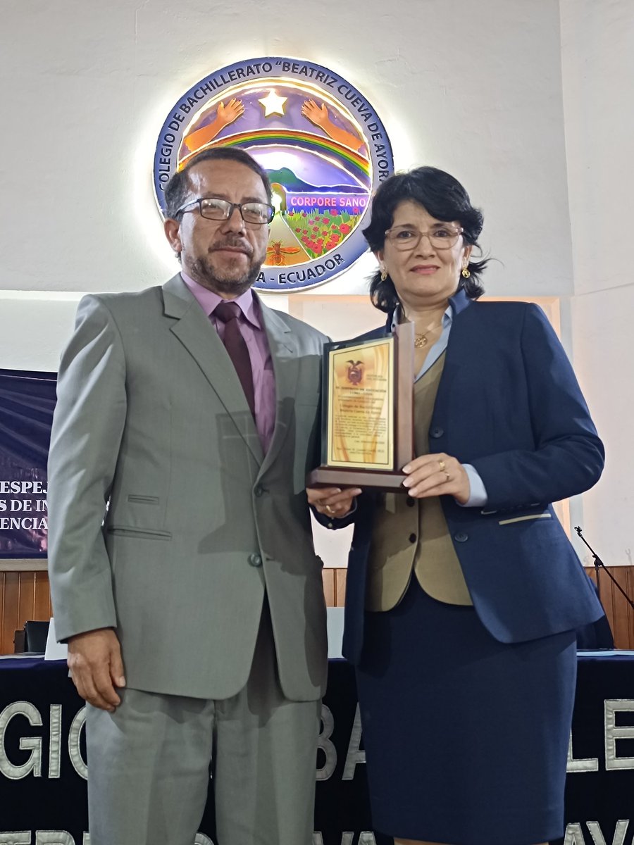 colbeatrizcueva's tweet photo. Sesión Solemne por los 70 años de fructífera labor educativa en bien de Loja y el país.

Lanzamiento de la revista por los 70 años de vida Institucional.

Reconocimiento a docentes por su jubilación, trayectoria laboral y preparación académica.

#SomosBeatriz #70BCA https://t.co/pYtudThL0R