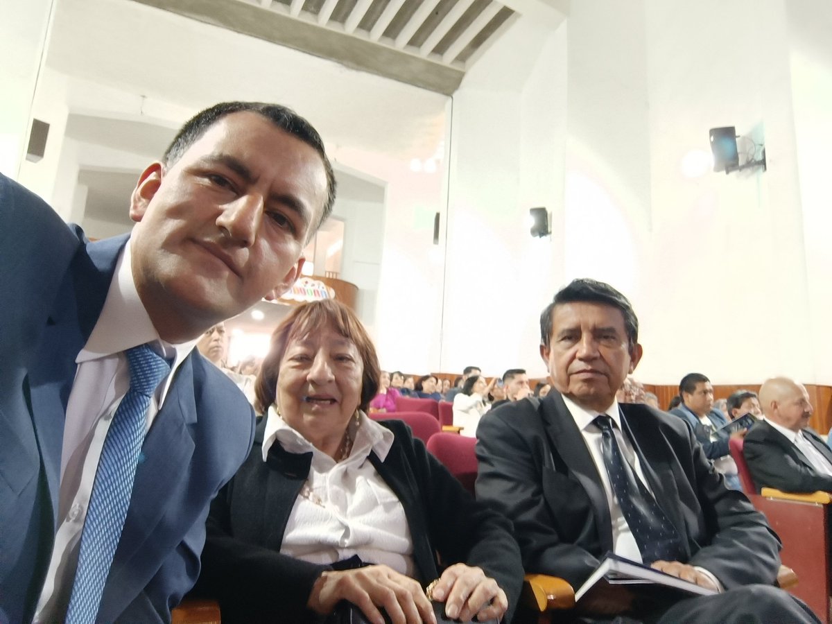 colbeatrizcueva's tweet photo. Sesión Solemne por los 70 años de fructífera labor educativa en bien de Loja y el país.

Lanzamiento de la revista por los 70 años de vida Institucional.

Reconocimiento a docentes por su jubilación, trayectoria laboral y preparación académica.

#SomosBeatriz #70BCA https://t.co/pYtudThL0R