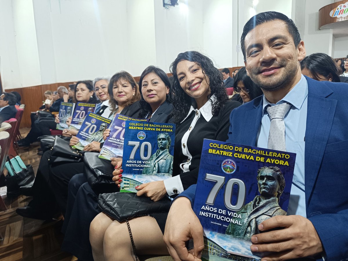 colbeatrizcueva's tweet photo. Sesión Solemne por los 70 años de fructífera labor educativa en bien de Loja y el país.

Lanzamiento de la revista por los 70 años de vida Institucional.

Reconocimiento a docentes por su jubilación, trayectoria laboral y preparación académica.

#SomosBeatriz #70BCA https://t.co/pYtudThL0R