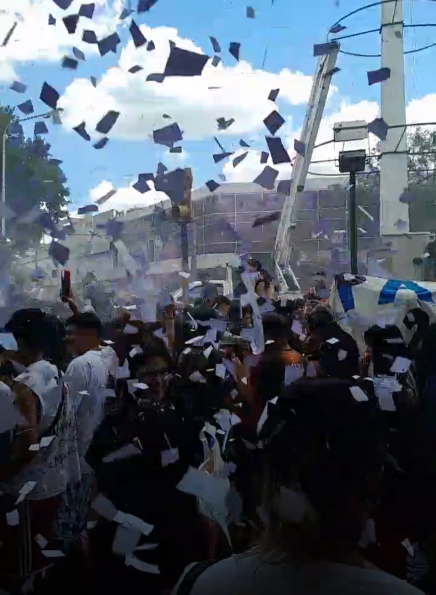 MerloNoti's tweet photo. LAS CALLES DE MERLO SE VISTIERON DE FIESTA.

Hoy viernes, los estudiantes secundarios merlenses están viviendo sus mejores momentos. Las calles y el mástil se llenaron de color, música y mucha emoción durante los festejos de egresados.

https://t.co/uqyYWdpIBe https://t.co/I1MGXHHNEz