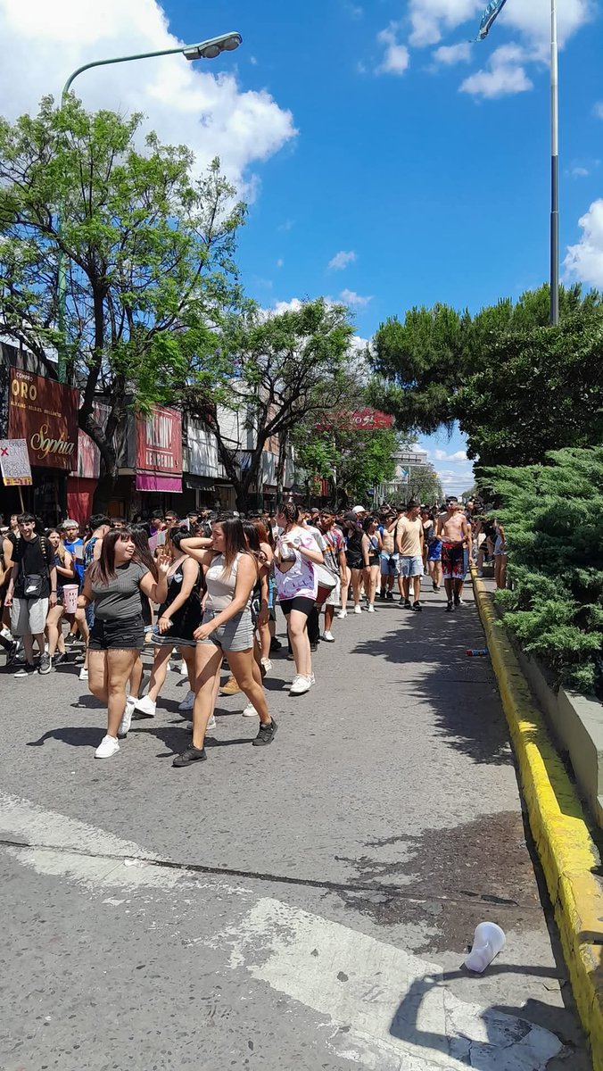 MerloNoti's tweet photo. LAS CALLES DE MERLO SE VISTIERON DE FIESTA.

Hoy viernes, los estudiantes secundarios merlenses están viviendo sus mejores momentos. Las calles y el mástil se llenaron de color, música y mucha emoción durante los festejos de egresados.

https://t.co/uqyYWdpIBe https://t.co/I1MGXHHNEz