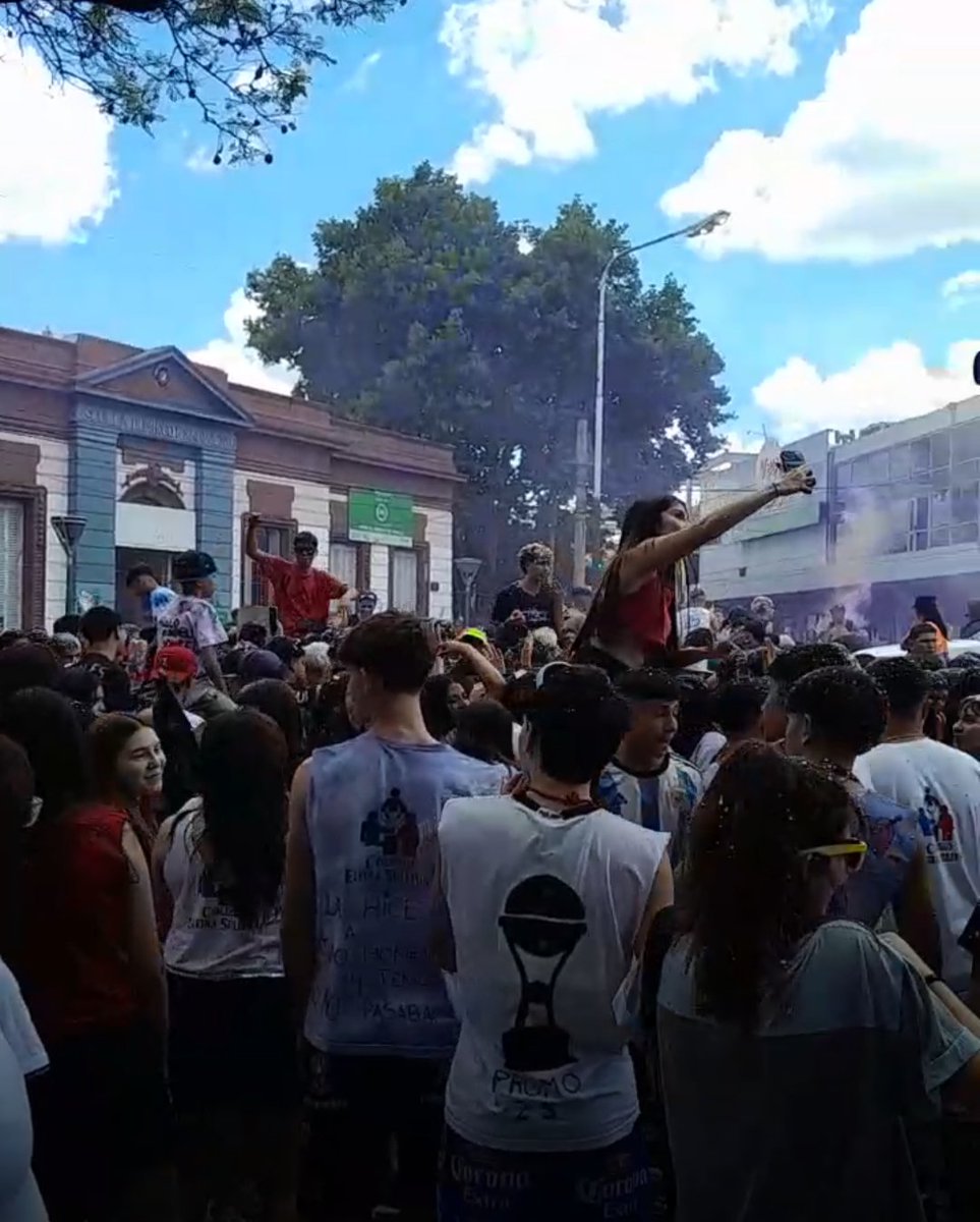MerloNoti's tweet photo. LAS CALLES DE MERLO SE VISTIERON DE FIESTA.

Hoy viernes, los estudiantes secundarios merlenses están viviendo sus mejores momentos. Las calles y el mástil se llenaron de color, música y mucha emoción durante los festejos de egresados.

https://t.co/uqyYWdpIBe https://t.co/I1MGXHHNEz