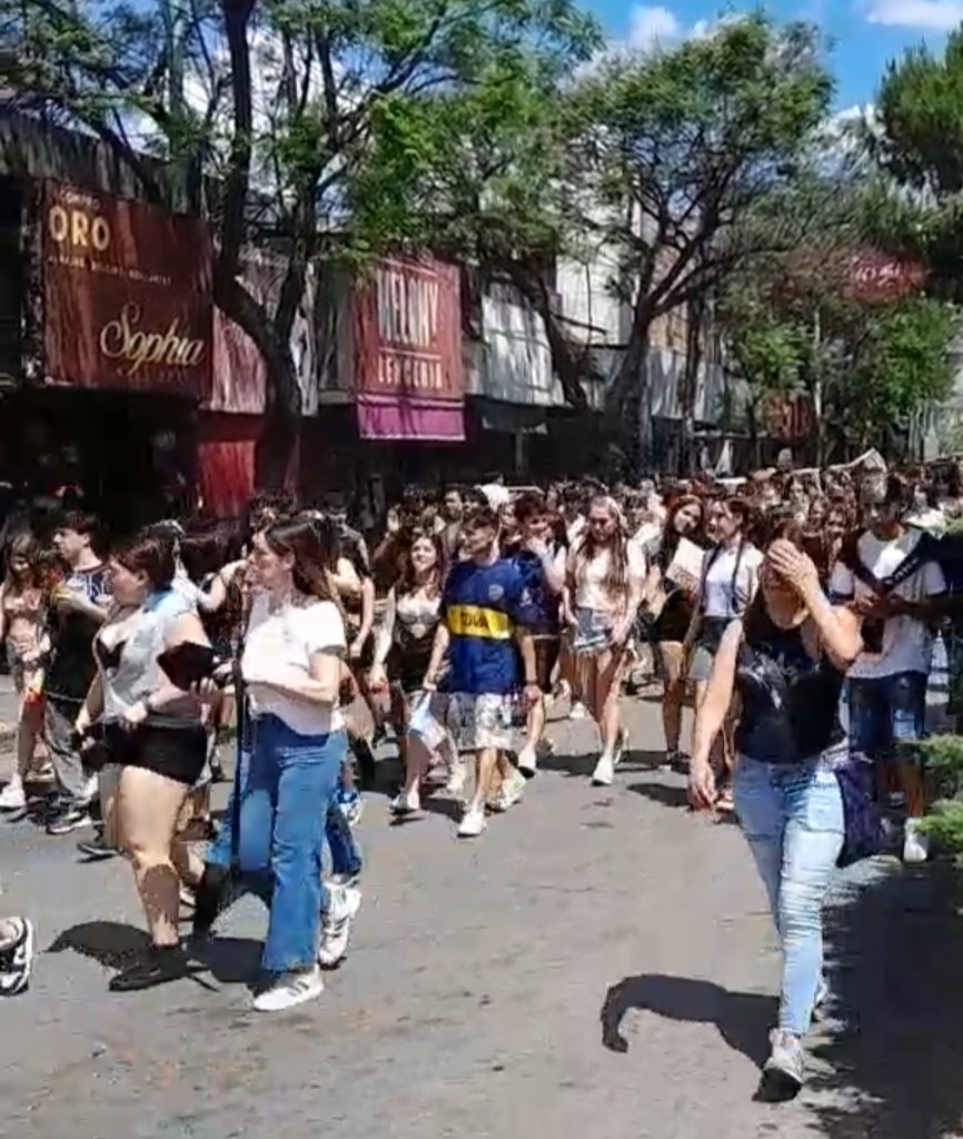MerloNoti's tweet photo. LAS CALLES DE MERLO SE VISTIERON DE FIESTA.

Hoy viernes, los estudiantes secundarios merlenses están viviendo sus mejores momentos. Las calles y el mástil se llenaron de color, música y mucha emoción durante los festejos de egresados.

https://t.co/uqyYWdpIBe https://t.co/I1MGXHHNEz