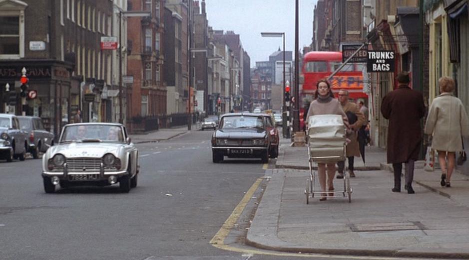 OldEngland1066's tweet photo. London, in the late 1960s. The height of the flower power and free love lifestyle. Groovy colours, fashion, and cars. https://t.co/9CaipnAQhV