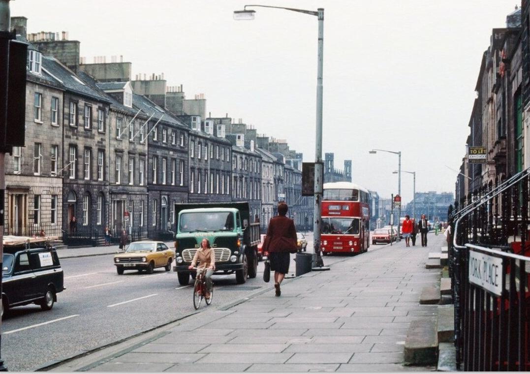 OldEngland1066's tweet photo. London, in the late 1960s. The height of the flower power and free love lifestyle. Groovy colours, fashion, and cars. https://t.co/9CaipnAQhV