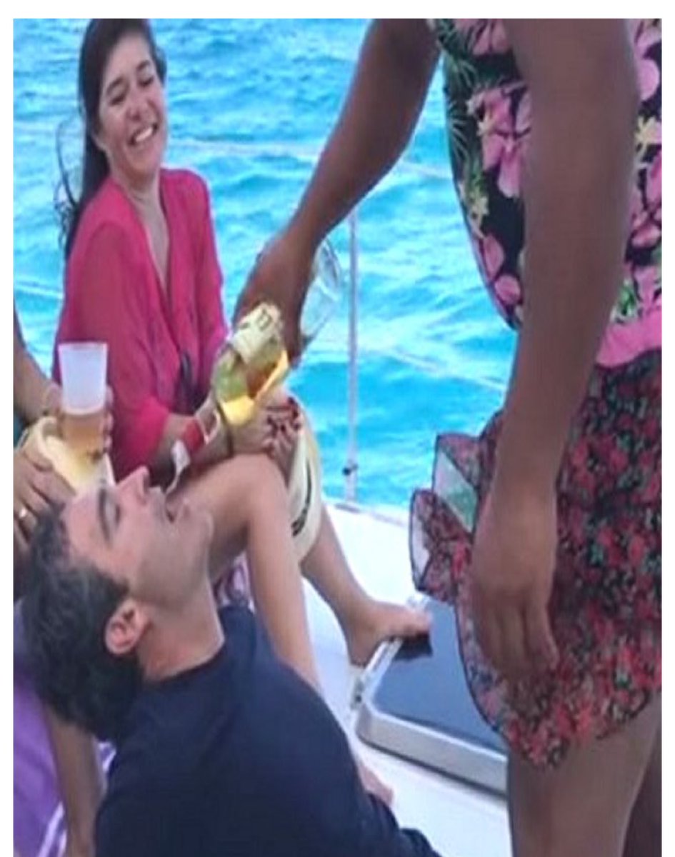 LisandroSpa's tweet photo. A propósito del llamado a disminuir ministerios. El último biministro de Energía y Minería andaba de parranda en el Caribe.
#Jobet https://t.co/MWKMARaFfN