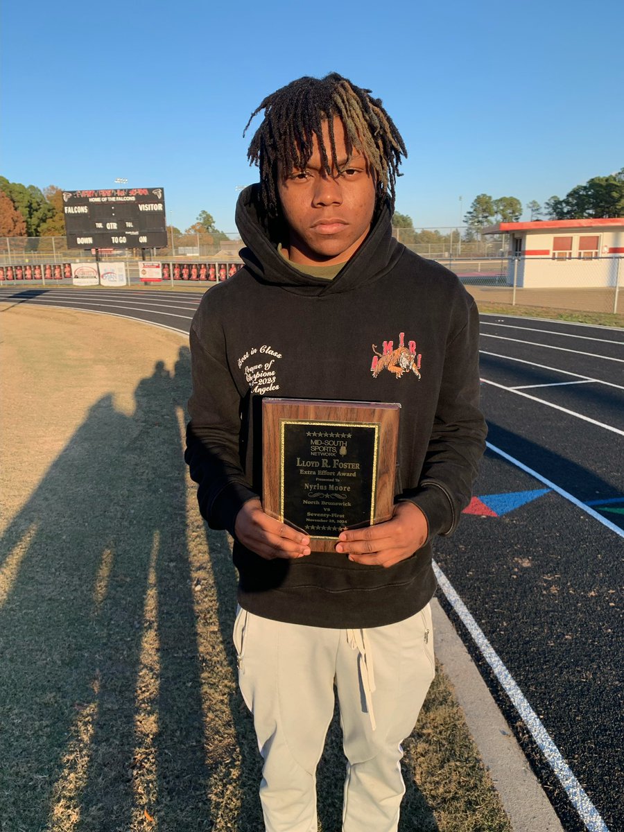 Mid_SouthSports's tweet photo. Sr DB Nyrious Moore was selected for the Lloyd Foster Extra Effort Award for his accomplishments in the 71st win over N. Brunswick 50-0.  Nyrious had 7 tackles, 2 for losses, 2 QB sacks and forced a fumble. @NyriusMs @thereal71sports @71sthighccs @910Preps https://t.co/DEOCDEa9Si