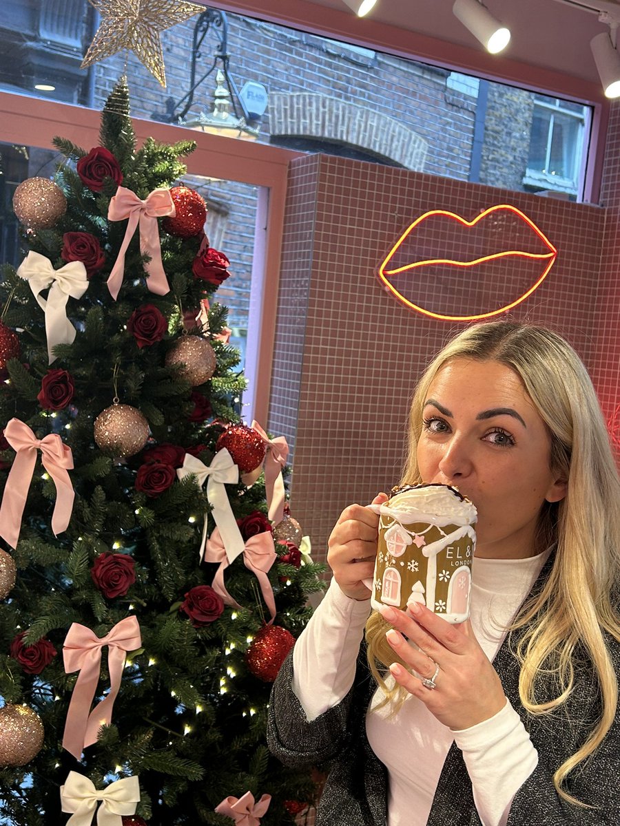 Been dying to try this Nutella &amp; Gingerbread hot choc from EL&amp;N 💝🎀
Happy Fri-Yay Everyone 🎄🎅🏻✨