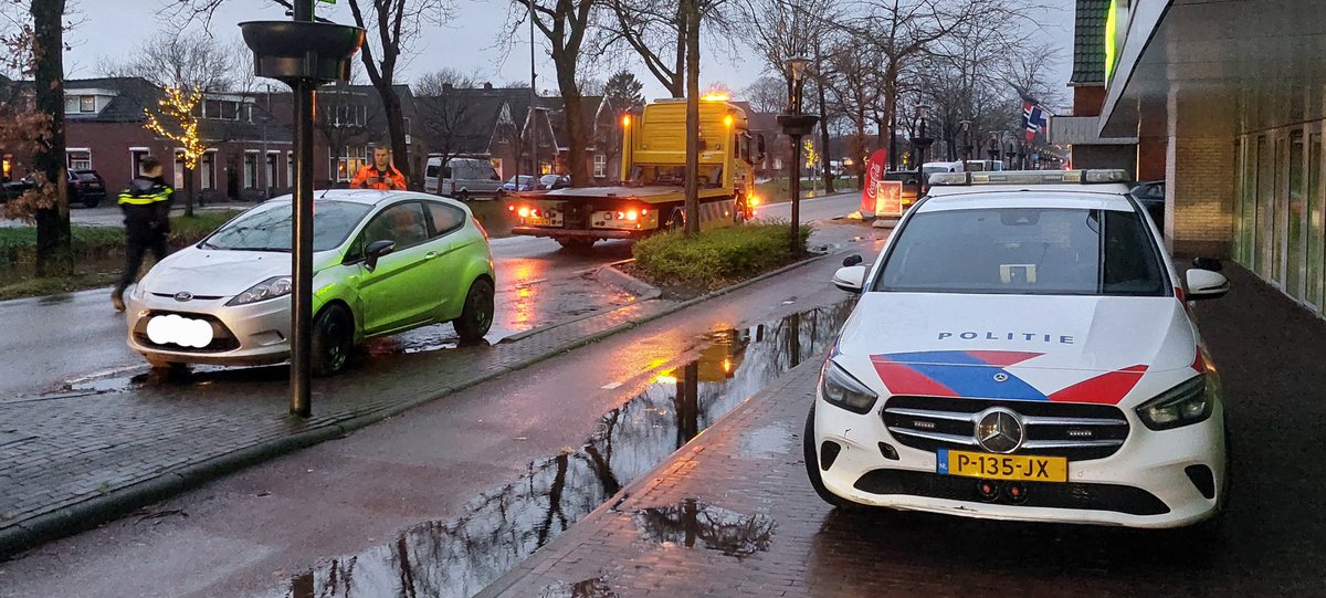 Politie neemt auto in beslag op Marktstraat Musselkanaal