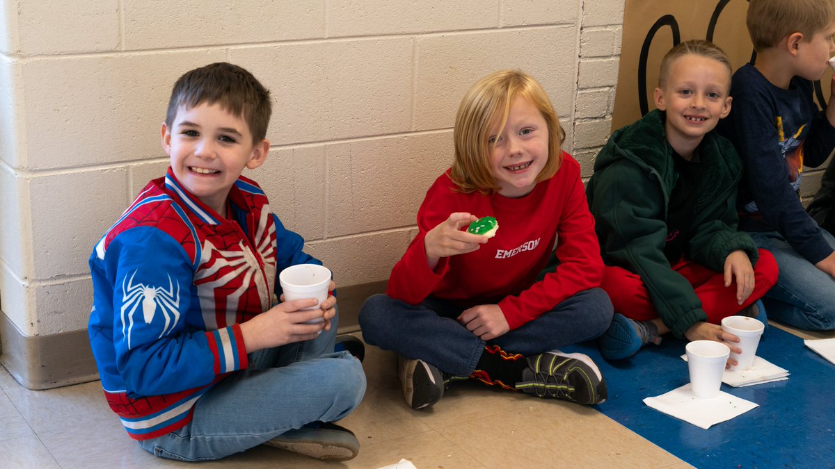 ✨ Deck the halls with kindness ✨Students at Wren Elementary students are spreading kindness and holiday cheer through their art displayed in the hallway! Students made a special kindness craft while learning about ways to be kind to their peers, teachers, and others 🎨💛