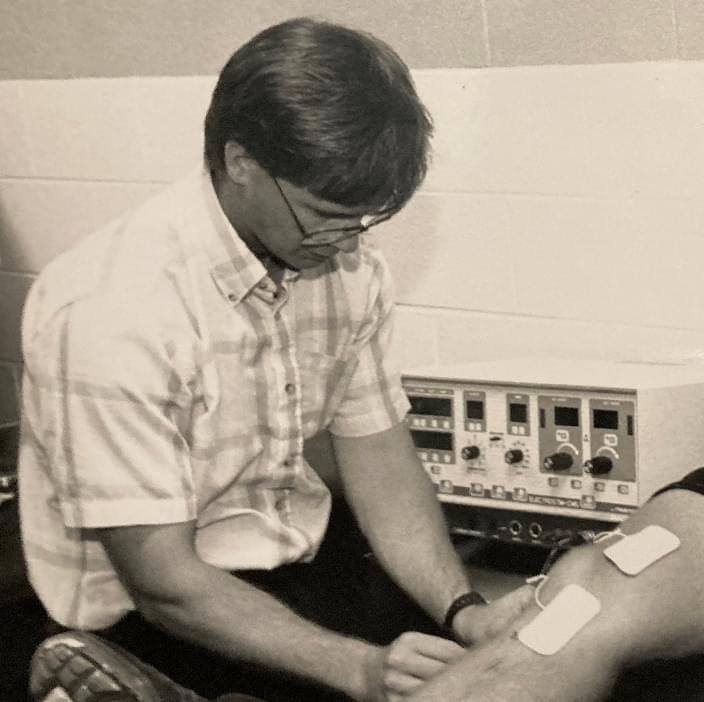 UWO_MSAT's tweet photo. This endowment would allow Jeff's name to live on forever in UW Oshkosh's Athletic Training program by providing this annual scholarship in his name. We are specifically looking for 25 people who can give $100 to get us to the finish line. Please share with those who know Jeff! https://t.co/erN7wNZbjV