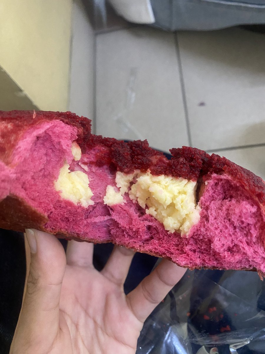 sapphirekiosk's tweet image. knp skrg filling red velvet luh jadi keju benyek begini sih ga cream cheese lagi? tolong kembalikan red velvet donut kalian yg dulu min hidup saya resah berasa dirugikan @ harvest #pray4change #creamcheese