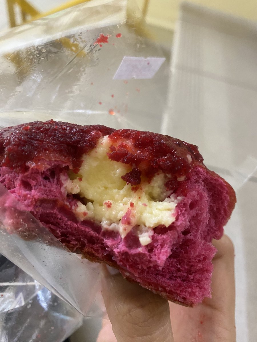 sapphirekiosk's tweet image. knp skrg filling red velvet luh jadi keju benyek begini sih ga cream cheese lagi? tolong kembalikan red velvet donut kalian yg dulu min hidup saya resah berasa dirugikan @ harvest #pray4change #creamcheese