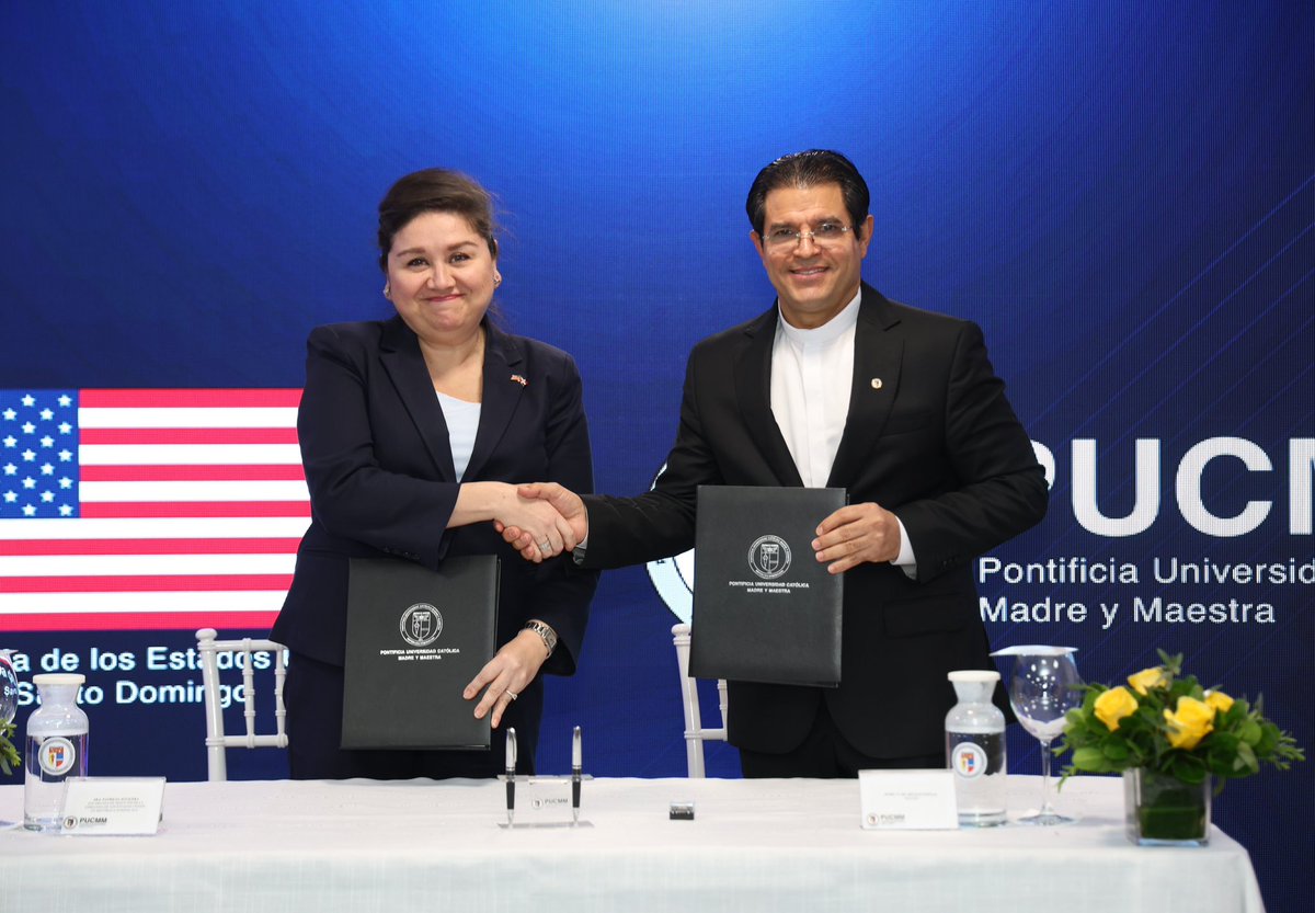 PUCMM's tweet image. Hoy lanzamos junto a la @EmbajadaUSAenRD el "Proyecto de Capacitación en Semiconductores", que busca fortalecer la industria de semiconductores en RD, mediante la investigación y capacitación especializada de nuestros docentes. 

Conoce más aquí👇
prensa.pucmm.edu.do/convenios/2024…