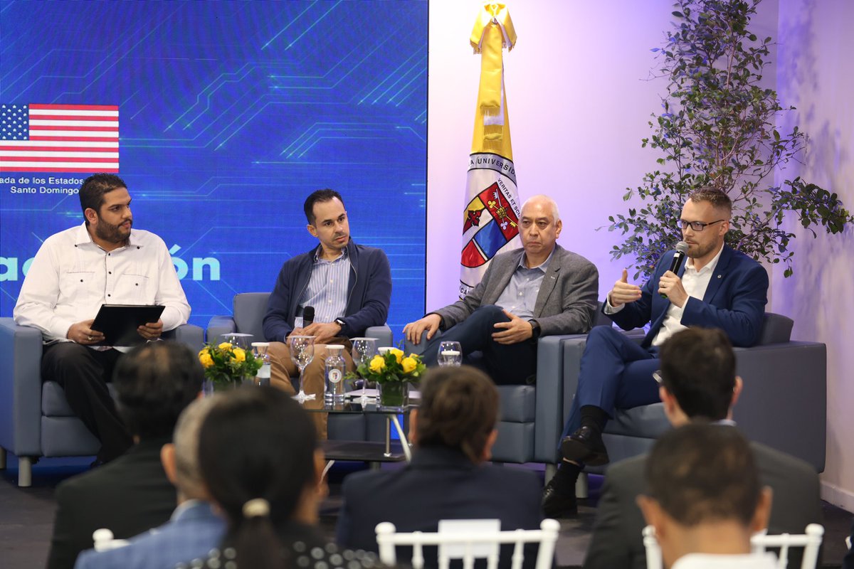 PUCMM's tweet image. Hoy lanzamos junto a la @EmbajadaUSAenRD el "Proyecto de Capacitación en Semiconductores", que busca fortalecer la industria de semiconductores en RD, mediante la investigación y capacitación especializada de nuestros docentes. 

Conoce más aquí👇
prensa.pucmm.edu.do/convenios/2024…