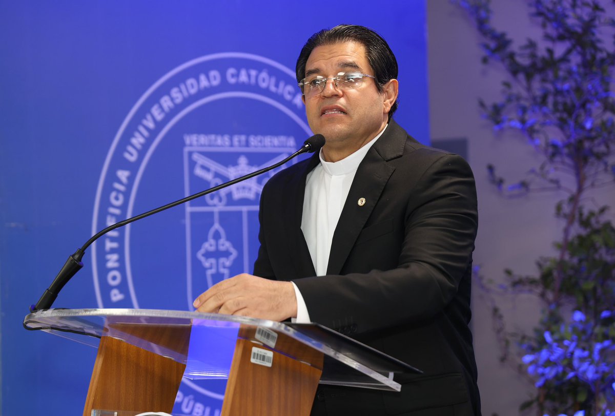 PUCMM's tweet image. Hoy lanzamos junto a la @EmbajadaUSAenRD el "Proyecto de Capacitación en Semiconductores", que busca fortalecer la industria de semiconductores en RD, mediante la investigación y capacitación especializada de nuestros docentes. 

Conoce más aquí👇
prensa.pucmm.edu.do/convenios/2024…