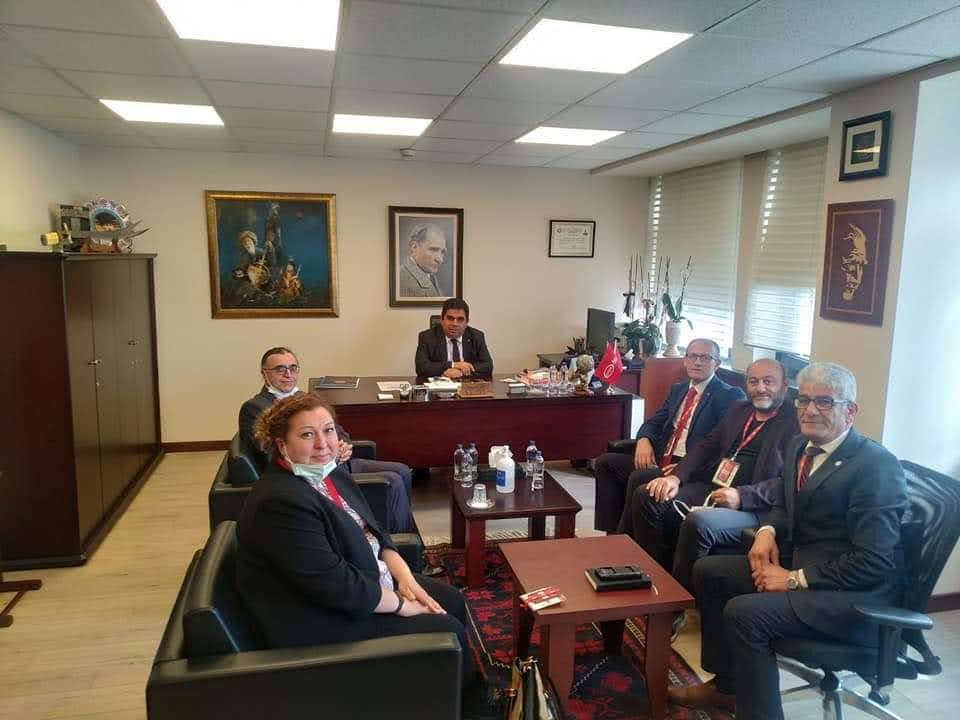 #OYAKÖnündeNöbetteyiz
Burası OYAK. Bu heyet ise OYAD. Ne için oradalar acaba? Elbetteki OYAK Üyelerinindir ve bu nedenle çalışanlarına da "BİZ HANCIYIZ, SİZ YOLCUSUNUZ" haklarımıza halel getiriyor iseniz, hesabını sorarız şeklinde, varlığını ispat için gittiler. Tam destek.