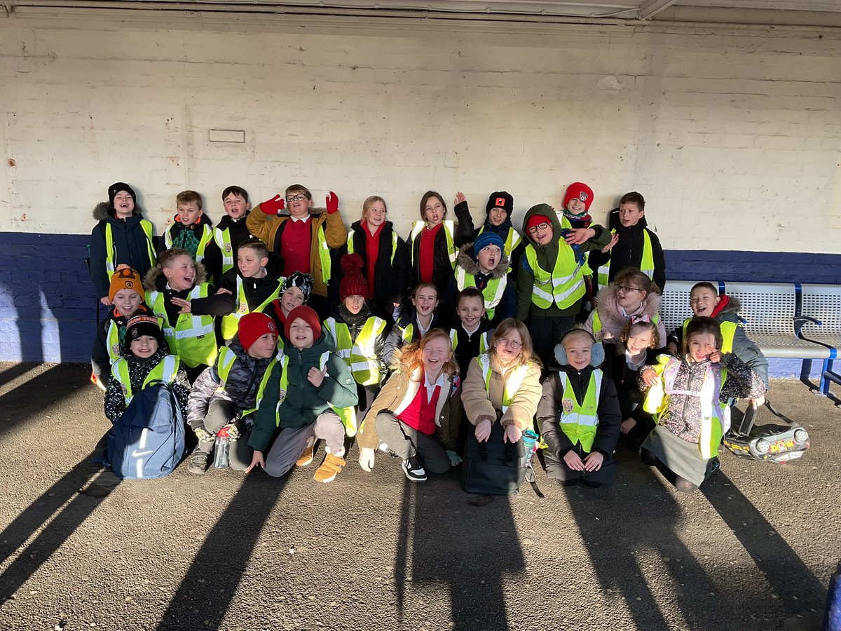 MissHolt19's tweet photo. Year 4 have had an amazing day today in Hull! We enjoyed our train journey and had a walk through Hull 😀 🛤️ @BoothferryPS @beamondo24 https://t.co/41ne1qBliE