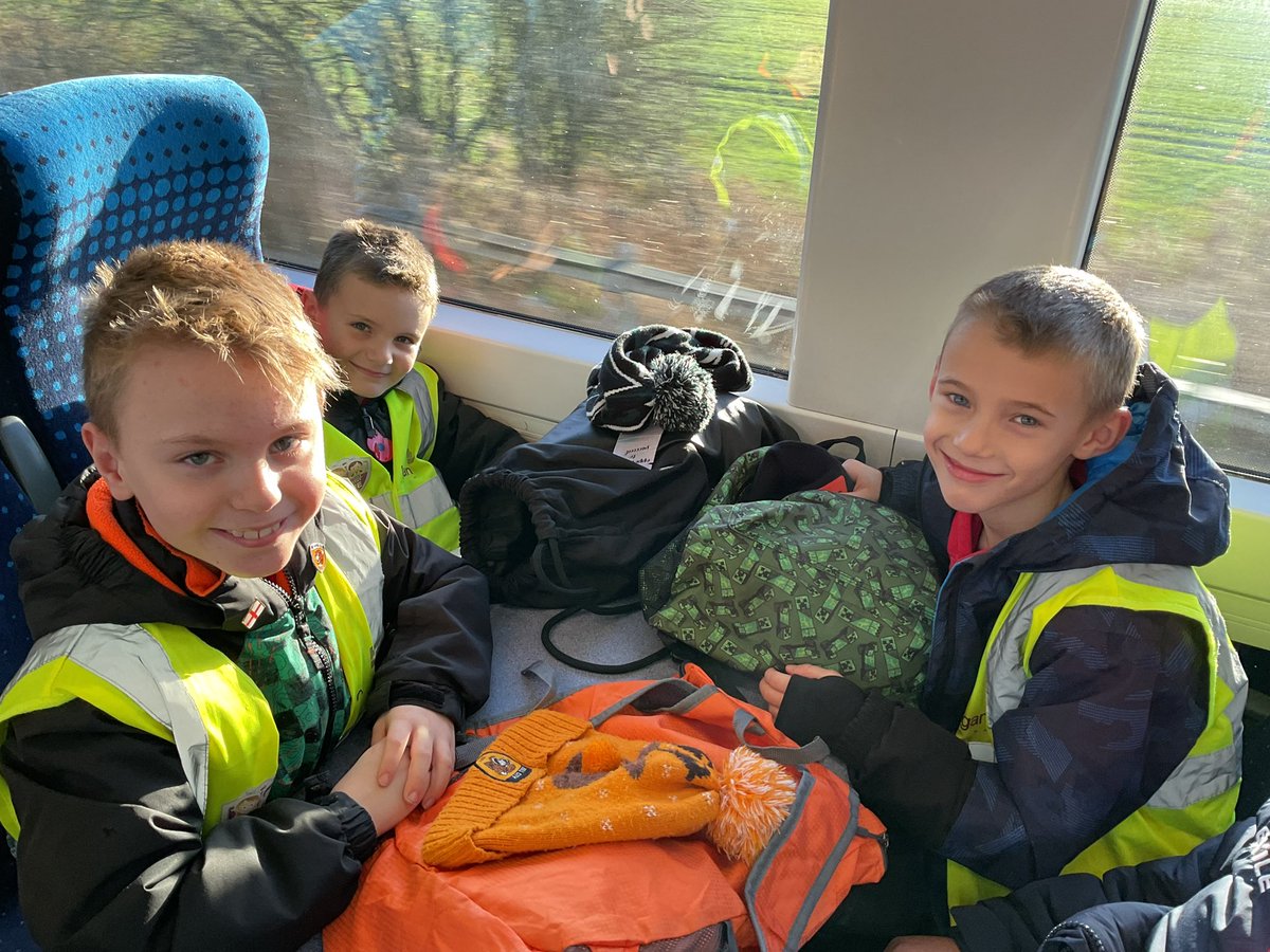 MissHolt19's tweet photo. Year 4 have had an amazing day today in Hull! We enjoyed our train journey and had a walk through Hull 😀 🛤️ @BoothferryPS @beamondo24 https://t.co/41ne1qBliE