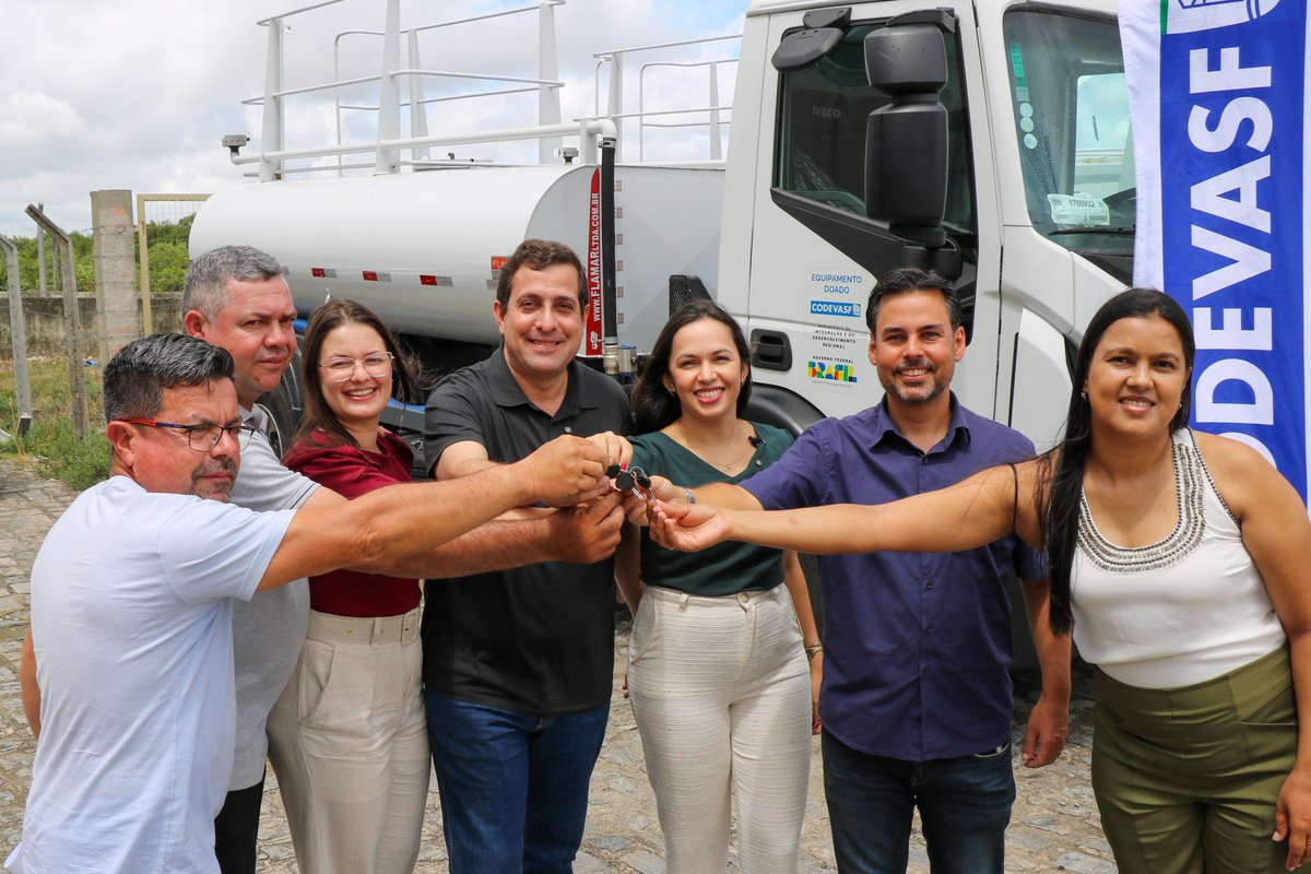 gervasiomaia's tweet image. #TrabalhoPelaParaiba  Hoje (6), entregamos para os municípios de Gurjão, Olho D'Água, Congo e Alagoinha, quase R$ 2 milhões em investimentos em máquinas pela #Codevasf. Emendas do nosso mandato que vão fortalecer agricultura e melhorar a vida dos homens e mulheres do campo 👨🏽‍🌾👩‍🌾