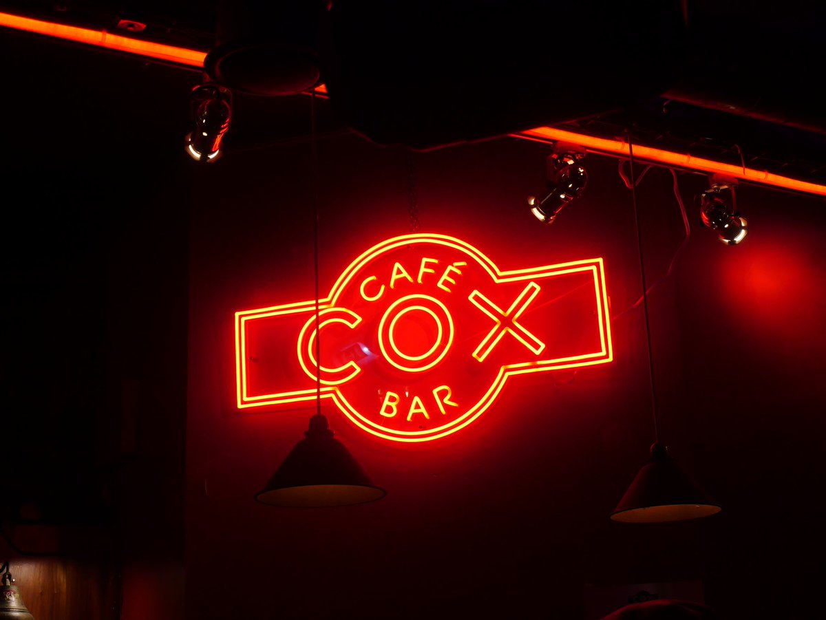 lescoqsfestifs's tweet photo. Ce soir au @CAFECOXBARPARIS, les Coqs Festifs lancent leurs chaussettes de #rugby de #Noël. Et n’oubliez pas, 50% des bénéfices auj sont reversés à @LPetitsBonheurs qui vient en aide aux personnes isolées et touchées par le VIH/Sida 🐓🏉🧦❤️🏳️‍🌈🏳️‍⚧️ https://t.co/kJyJL68aOo